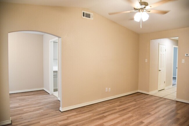 Building Photo - 305 Amherst Ct