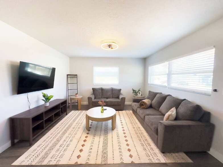 Building Photo - 8911 Oren Ave