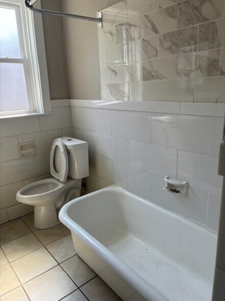 Tub and shower - 5818 S Grand Blvd