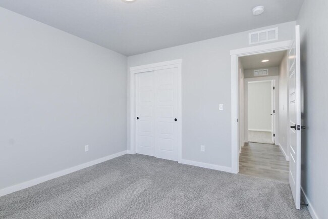 Building Photo - Newer Construction with High End Finishes _ Large 3 Car Garage!!