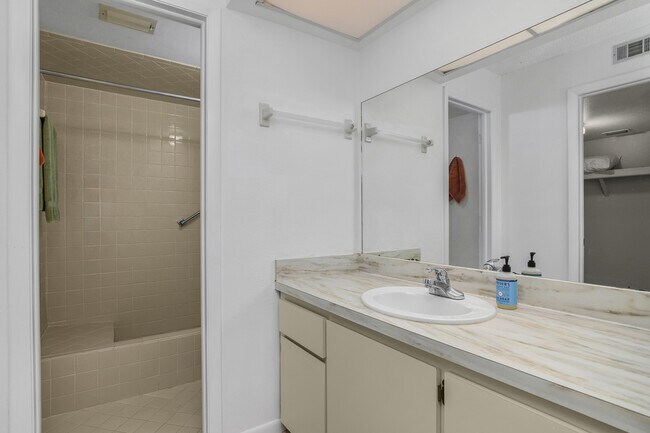 Building Photo - 190 Palm Dr