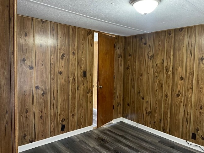 Building Photo - 2 bed, 1 bath mobile home in Lexington! $7...