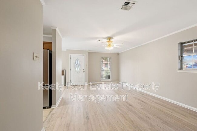 Building Photo - 137 Amber St