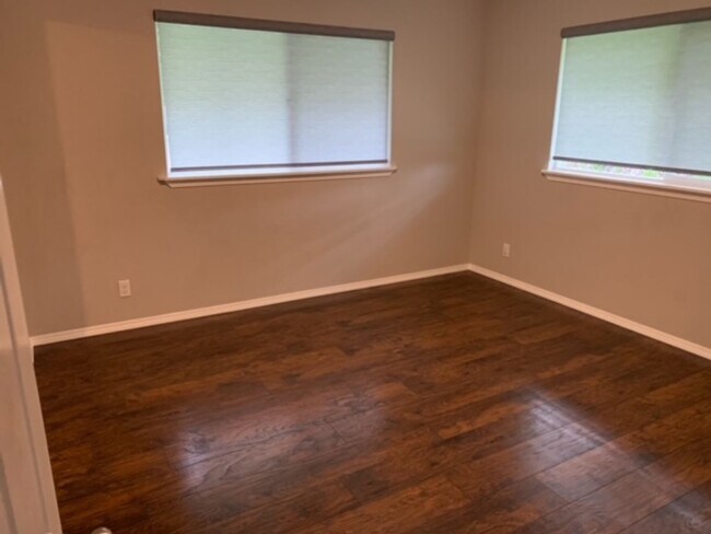 Building Photo - 3 bed/2 bath - Ready to Move In