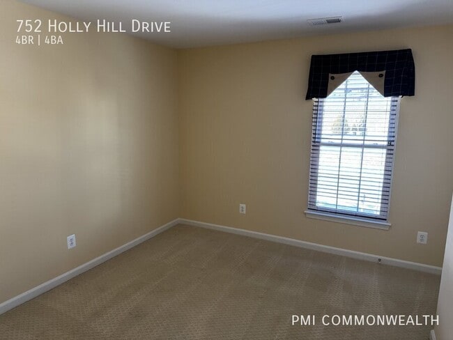 Building Photo - 752 Holly Hill Dr