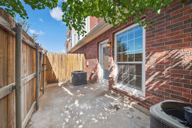 Building Photo - AUGUST PRE-LEASE!!!  Spacious 1 Bed, 1 Bat...