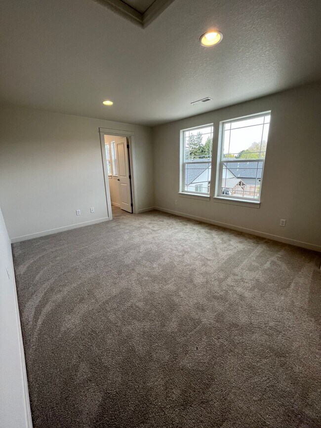 Building Photo - 3-bedroom 2-1/2 bathroom home