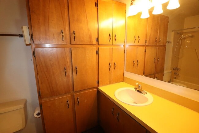 Building Photo - Large home close to Lyon