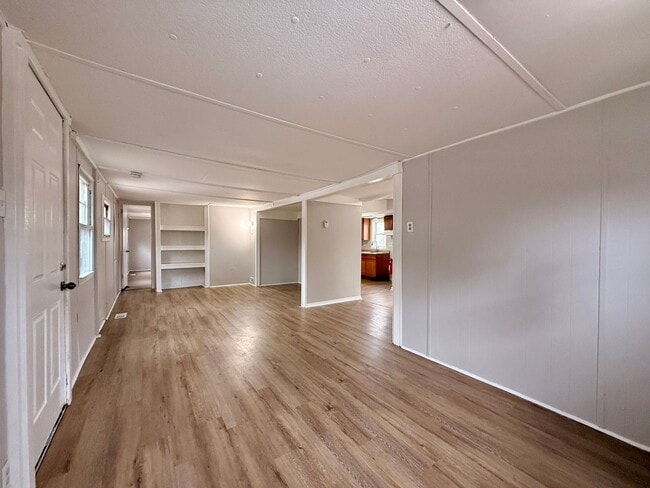 Building Photo - Updated 3 Bedroom House FOR RENT in Laurel Lakes $1550