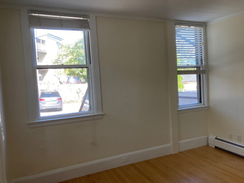 Building Photo - 325 Spring St