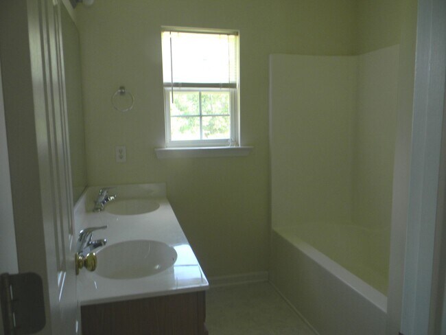 Building Photo - Great Home in Moncks Corner