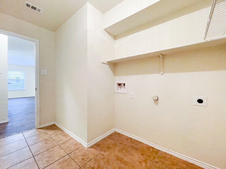 Building Photo - 6632 Burling St