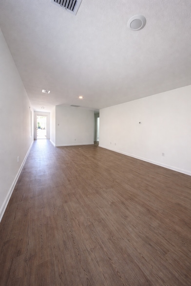 Foyer - 3013 Campeiro Ave