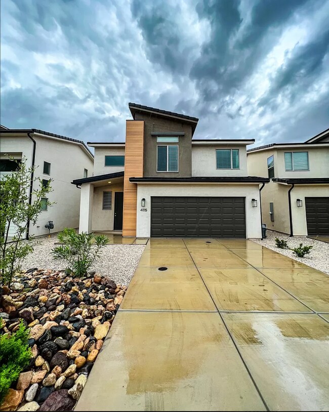 Primary Photo - Single Family Home in Desert Canyons - Dog...