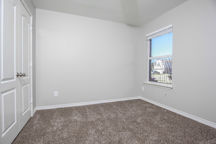 Building Photo - 1172 Tomahawk Dr