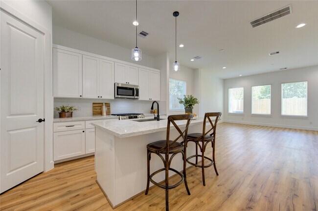 Building Photo - 2710 Noble St