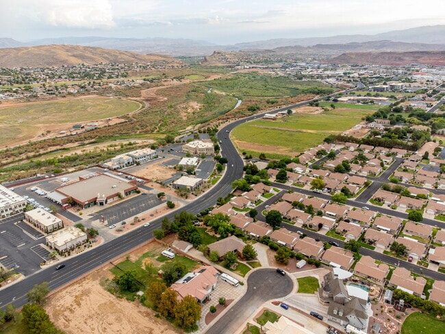 Building Photo - "Spacious 4-Bedroom, 4.5 Bathroom 4792 sq. ft. Retreat with Scenic Views and Cozy Fireplace in St...