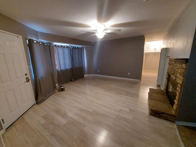Building Photo - Cozy 2 Bedroom w/ Den close to JTNP