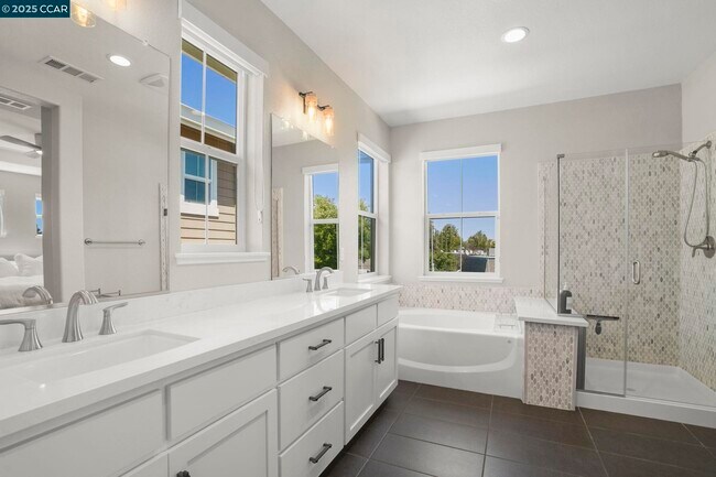 Building Photo - 3893 Villa Vista Pl