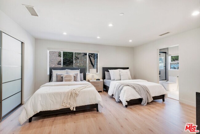 Building Photo - 7966 Mulholland Dr