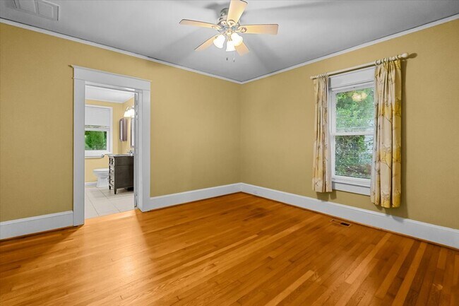 Building Photo - 707 Mayflower Dr