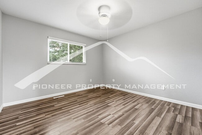 Building Photo - Gorgeous Home with Central AC and Fenced Yard