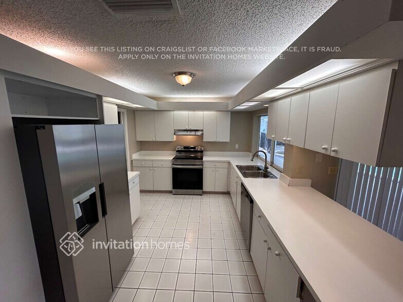 Building Photo - 5697 Country Lakes Dr
