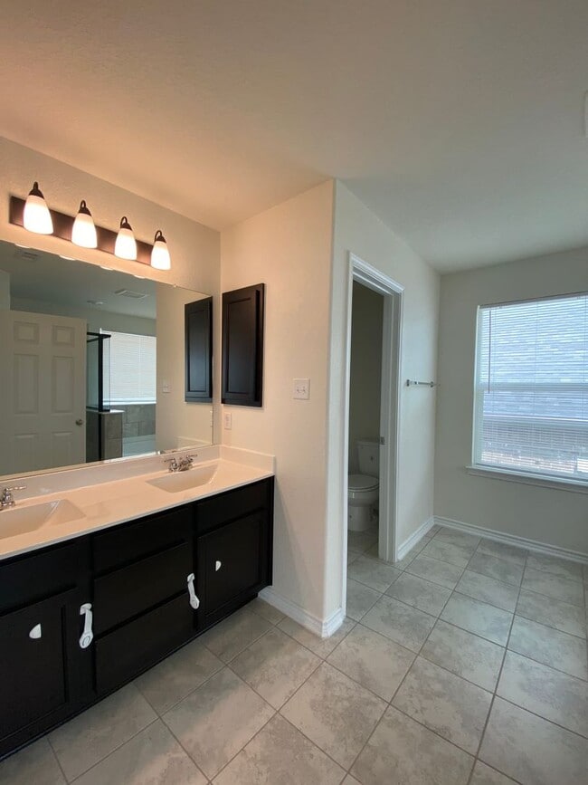 Building Photo - EDGEBROOK