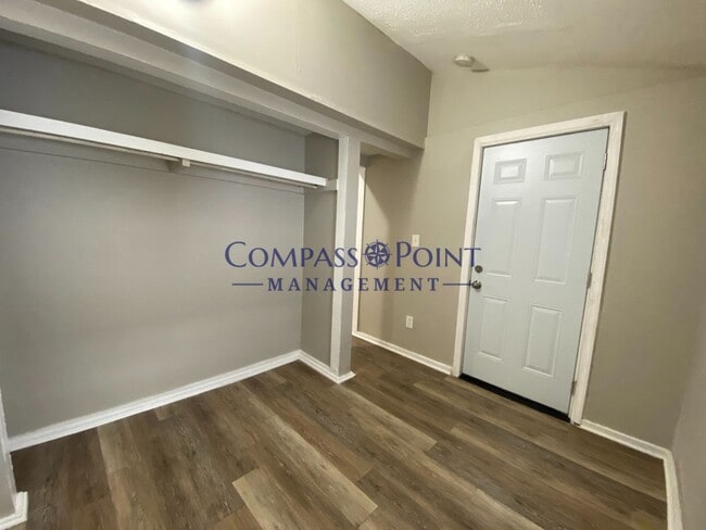 Building Photo - 218 E 7th St