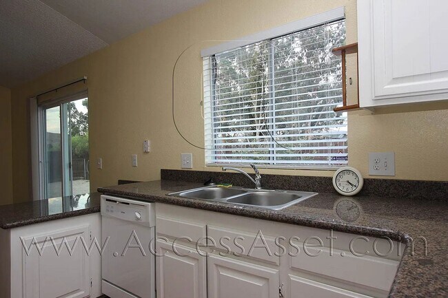 Building Photo - Spacious 3 Bedroom Home with Fenced Yard & Two-Car Garage in Lake Elsinore