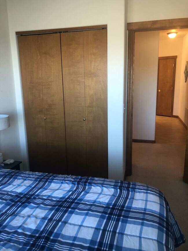 Building Photo - Fully Furnished Lakefront Condo!! 6 Month Lease Available!