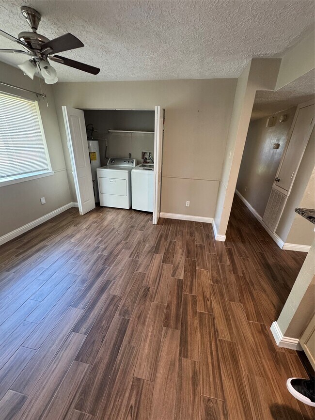 Building Photo - 3351 Deermoss Dr