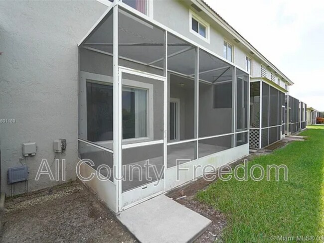 Building Photo - 8331 Vía Serena