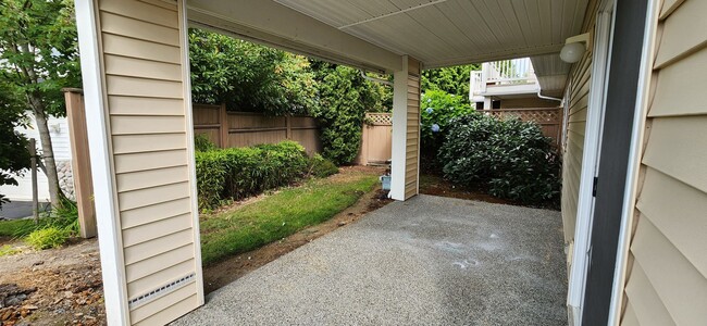 Building Photo - Refreshed 2 bed 2 bath Everett Condo $2099...