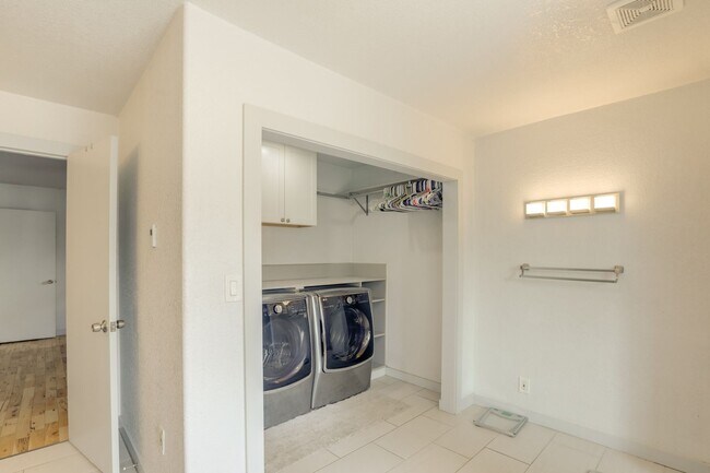 Building Photo - Charming 2Bed 2bath House in Denver