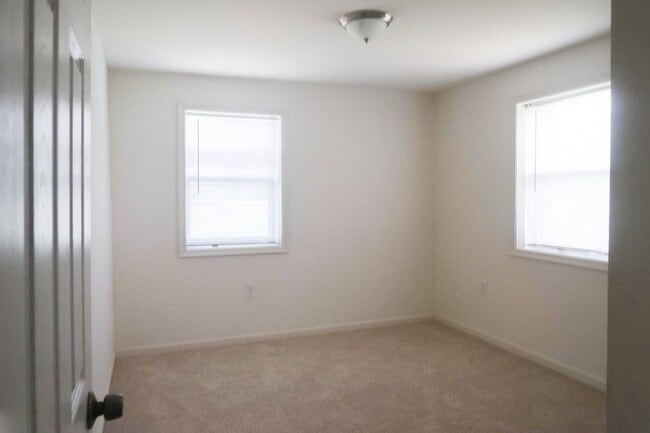 Building Photo - Modern Three Bedroom Condo! Minutes to Congress Heights Metro!