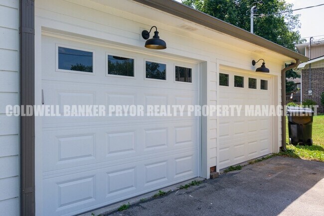 Building Photo - 9356 Charbar Cir