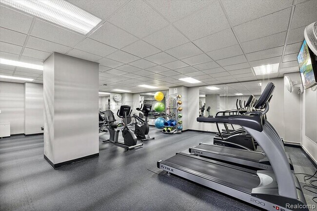 Building Photo - 15 E Kirby St