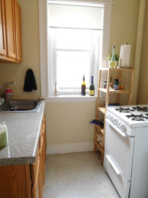 Building Photo - 221 Kelton St