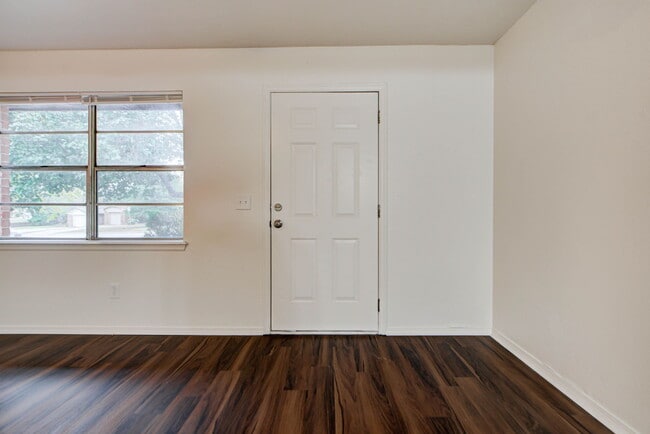 Building Photo - 1333 E Brooks St