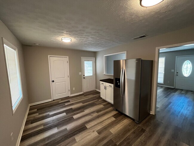 Building Photo - New On the Market!
