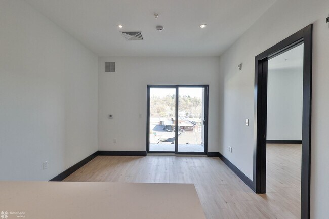Building Photo - One bedroom & 1 bath apartment available a...