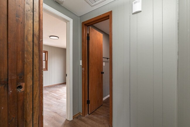 Building Photo - 2 Bedroom 1 Bathroom Home Located within w...