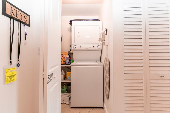 Building Photo - 3219 SW 23rd Terrace