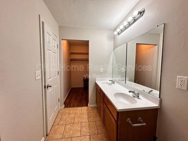 Building Photo - 4501 SE 78th St