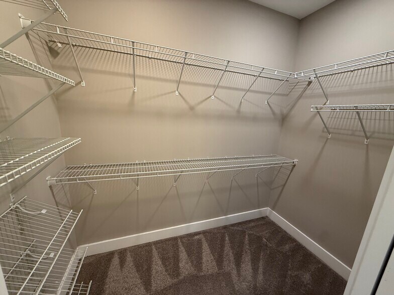 Building Photo - 1124 Cross Pointe Dr