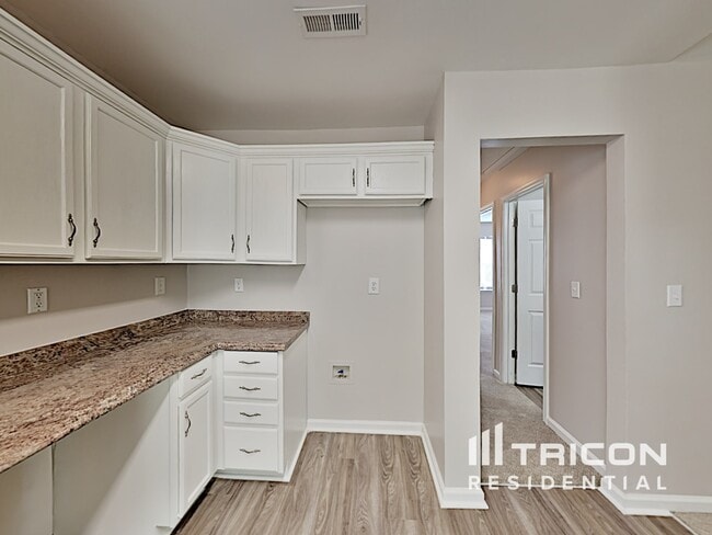 Building Photo - 2117 Clear Brook Dr