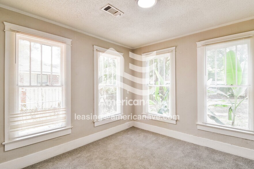 Building Photo - 2140 Winona Ave