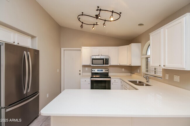 Building Photo - 588 E Devon Dr