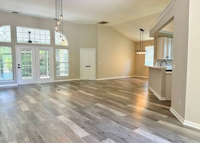 Building Photo - Available 7/9. Gorgeous, Fully Remodeled 3...